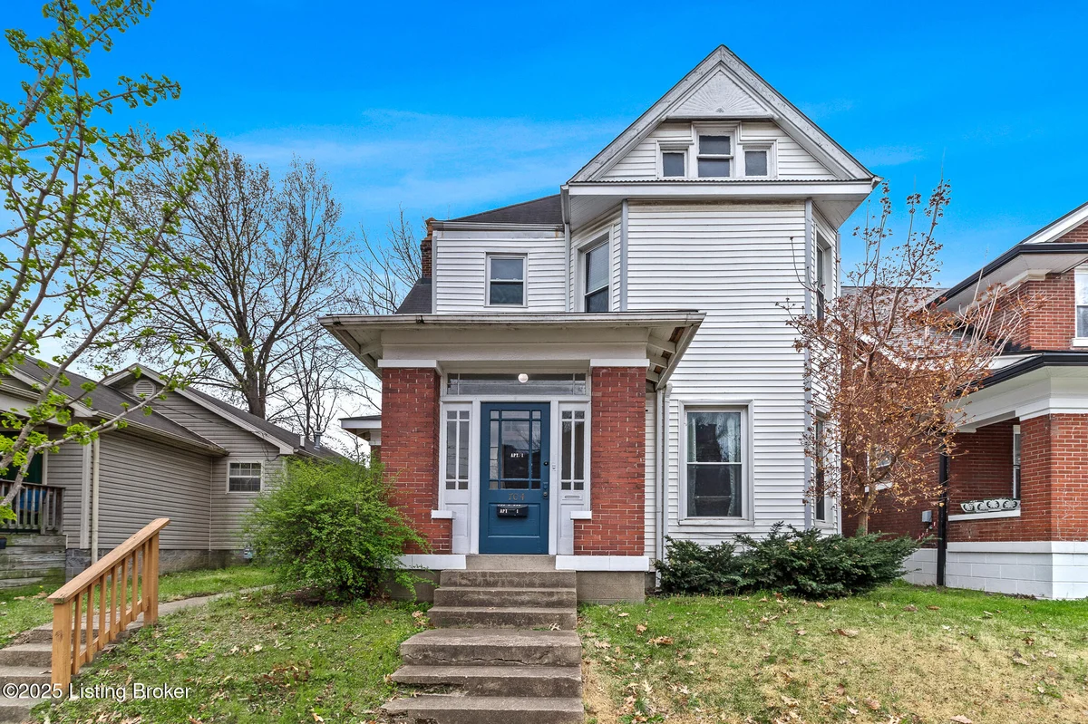 704 E Oak St - Main photo