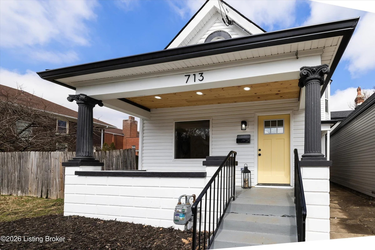 713 E Oak St - Main photo