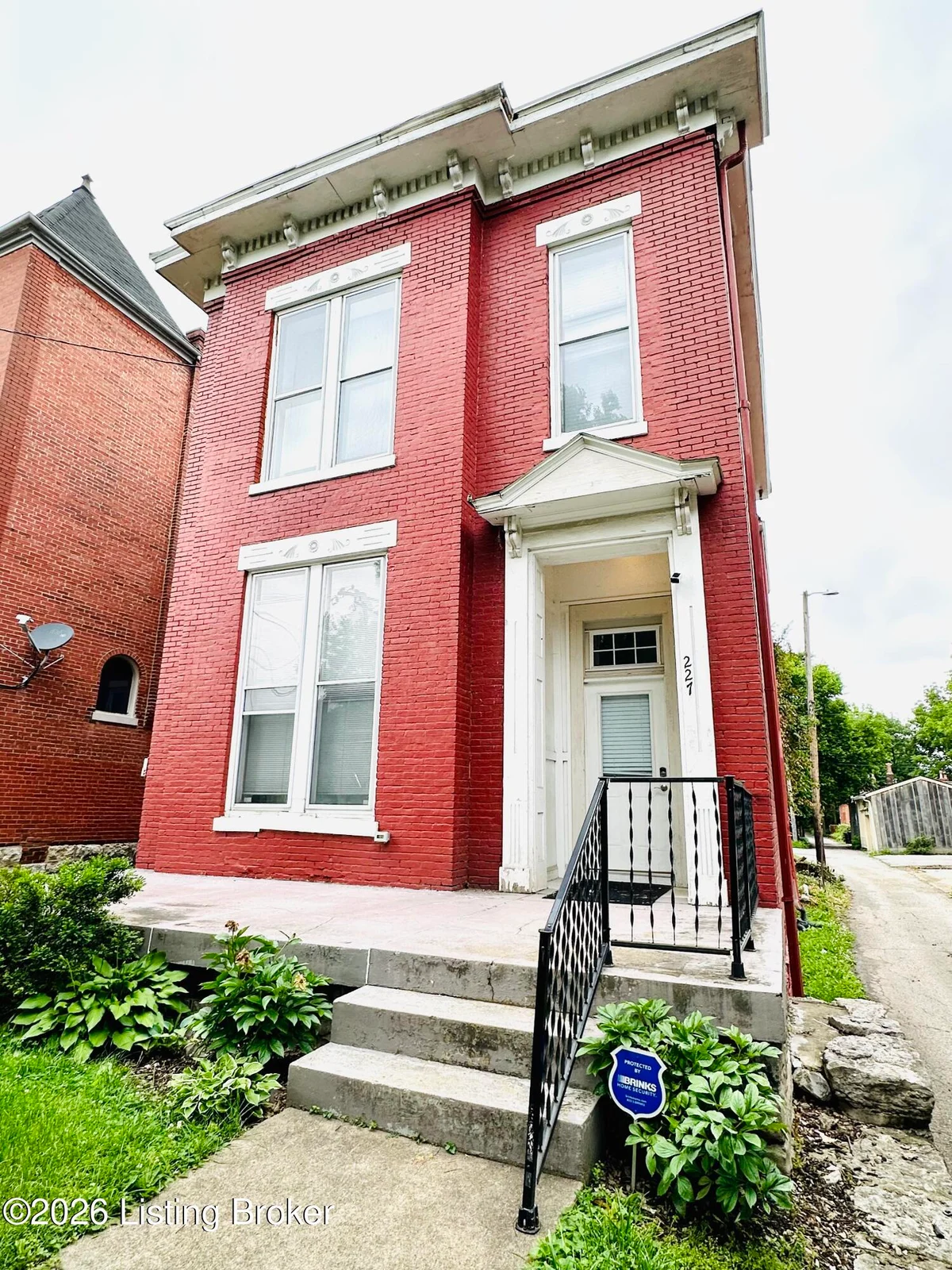 227 E Oak St - Main photo