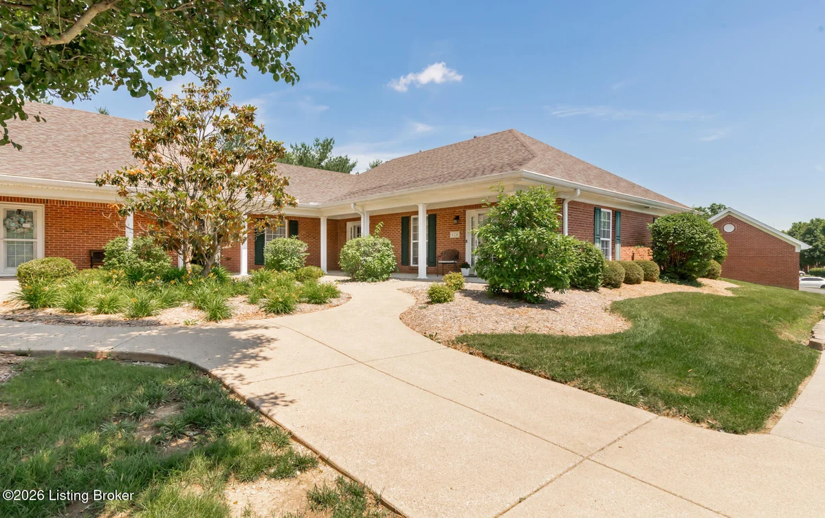 824 Garden Pointe Dr - Main photo